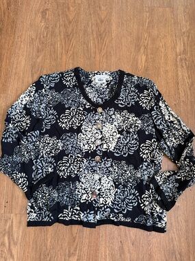 Very Vineyard Women's Navy Floral Button-Front